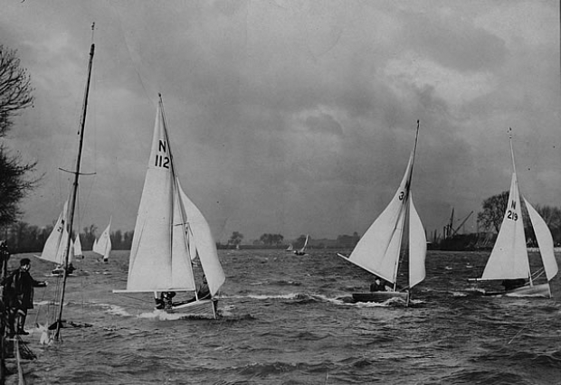 Racing in the days before kicking straps. Note the crew on 112 acting as a makeshift kicker