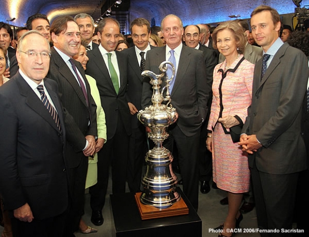 His Majesty the Kings of Spain, visit the America's Cup, with the Prime Minister, José Luís Rodríguez Zapatero; the Public Administration Minister, Jordi Sevilla; the President of the Regional Government, Francisco Camps; the Mayoress of Valencia, Rita Barberá; the Head of Alinghi, Ernesto Bertarelli; the President of Endesa, Manuel Pizarro; and the Director for the Louis Vuitton Cup, Christine Bélanger.