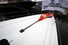 Thanks to the unusual foredeck camber, no foot chokes are required