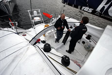 The cockpit is enclosed aft by the vang track